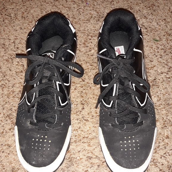 Boy's  Under Armour Cleats - Picture 3 of 4